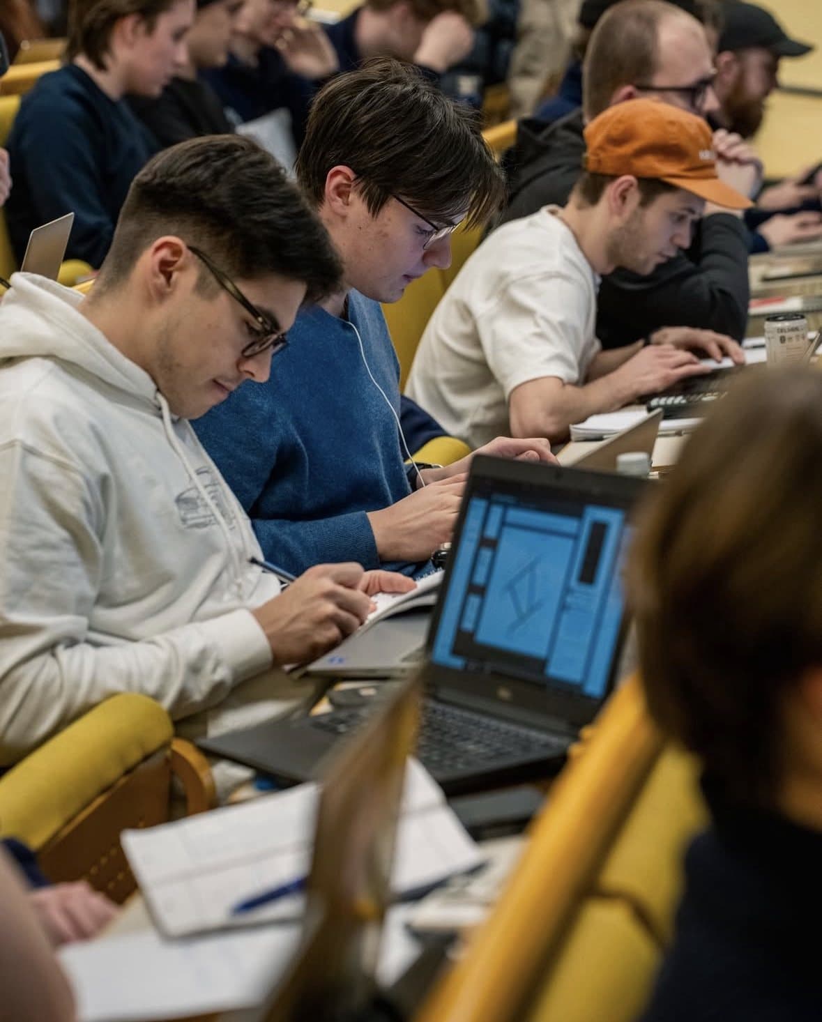 Studenter med laptops i en föreläsningssal på KTH.