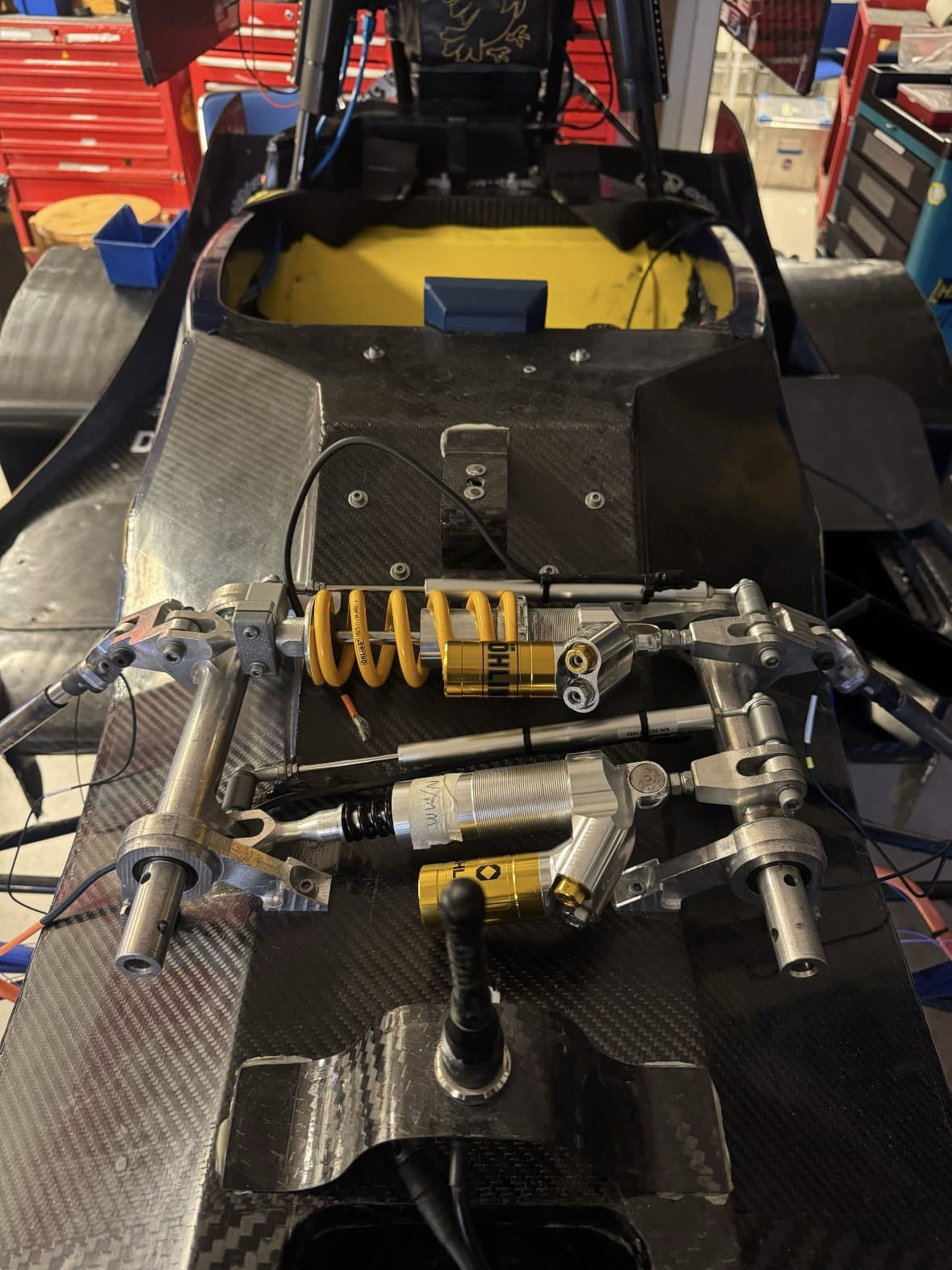 Bellcranks och Öhlins-dämpare på bilens framvagn.