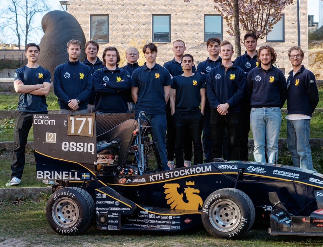 Teamet bakom den färdiga bilen utanför KTH.