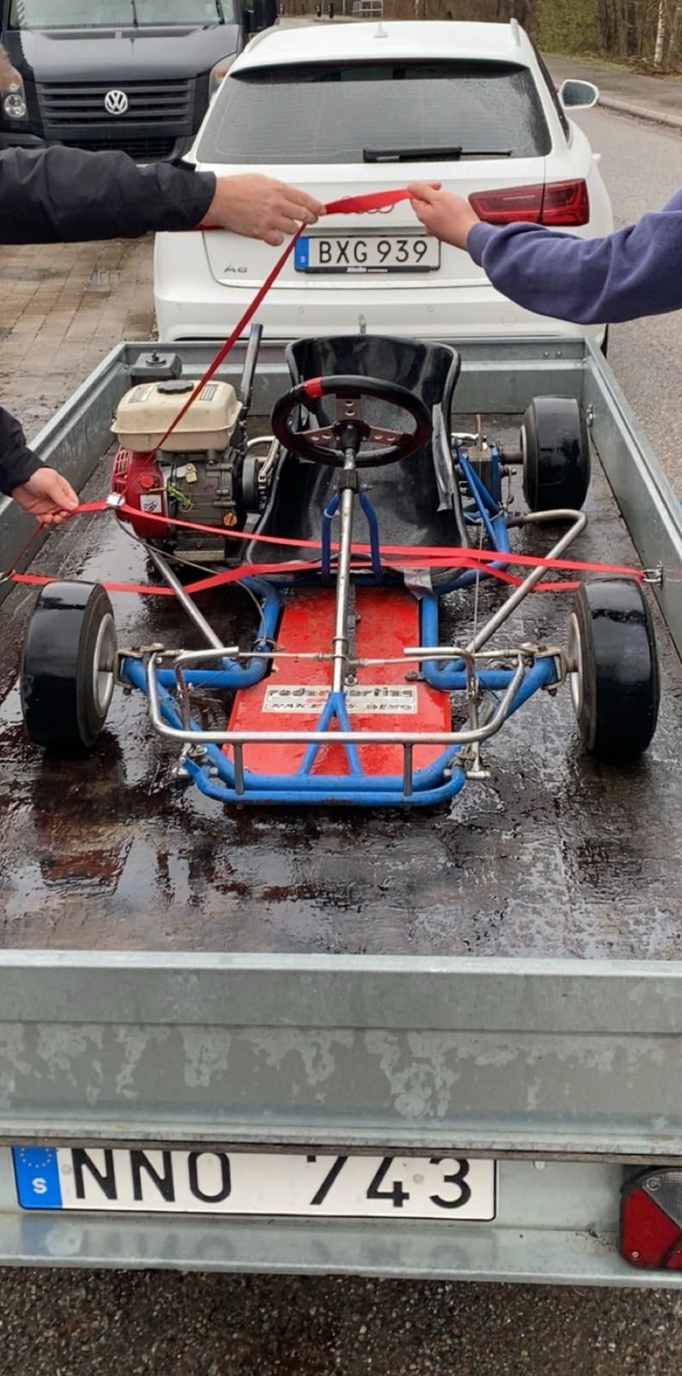 En kart med Honda-motor fastspänd på ett släp.