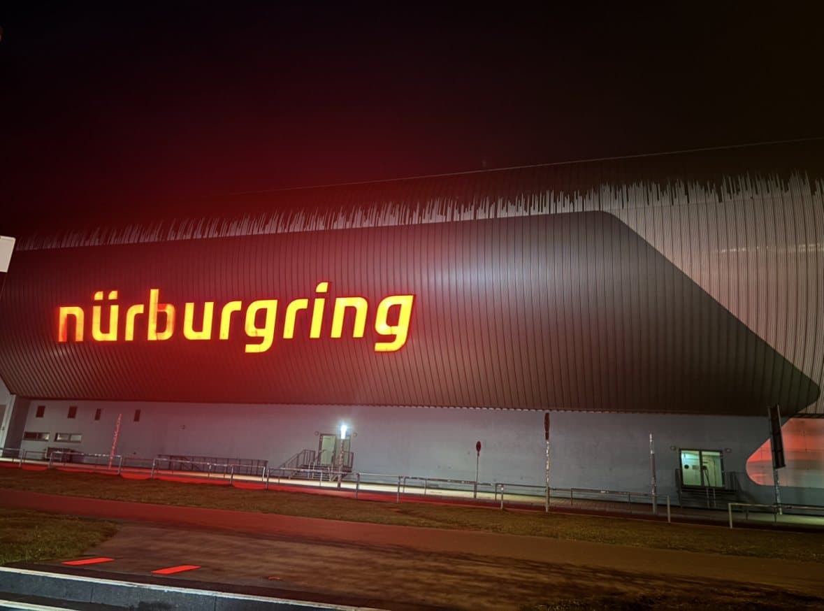 Nürburgrings upplysta skylt på natten.